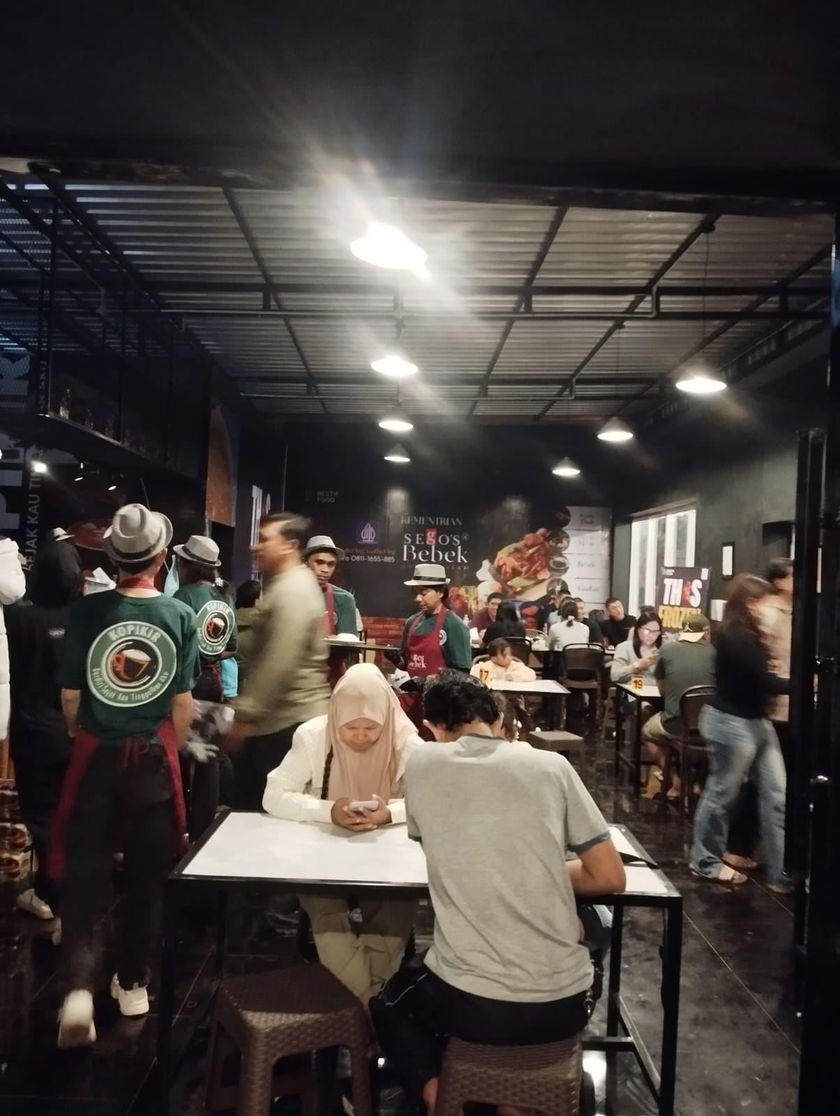 Suasana Makan Bersama Keluarga